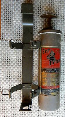 Wwii Fire Extinguisher Fyr-fyter & New Bracket Jeep MB Gpw Cckw M38 Cj2a